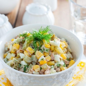 Салат с тунцом консервированным и кукурузой