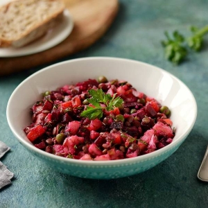 Винегрет с маринованными огурцами  и яблоками