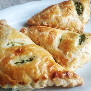 Слойка с творогом, сыром и зеленью