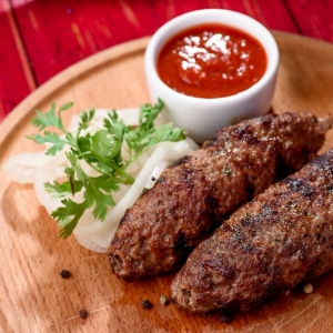 Люля-кебаб с томатным соусом