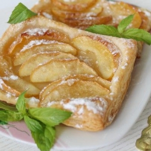 Открытая слойка с яблоками и творогом
