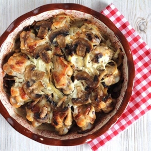 Крылышки куриные с грибами и луком