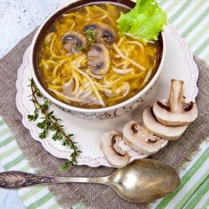 Суп-лапша куриная с грибами