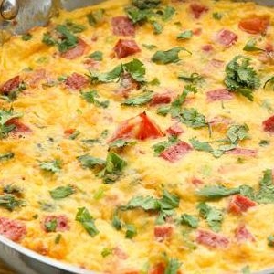 Омлет с грудинкой и помидорами